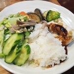 キッチン ブルー グローブ - 最後のご飯、サラダ、お新香を載せる