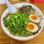 Shekarashika - ラーメン+ネギ大盛+煮玉子