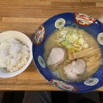 Tenhou - 塩らーめん900円、サービス半ライス(お昼のみ)