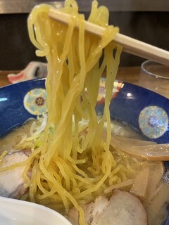 天鳳 - 塩らーめん、麺リフト