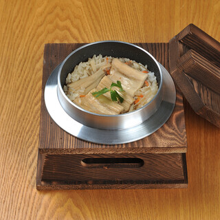 広島名物の穴子・蛸・鯛の《釜飯》は当店ならではの特別メニュー