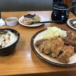 きんのつる - 料理写真:唐揚げトンカツ定食¥950 