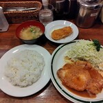 Katsuretsu Yotsuya Takeda - ポークジンジャー定食とカニクリームコロッケ単品
