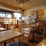 カフェ ド クレール - 午前11時半の店内。