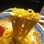 麺や 六三六 - 赤ラーメン、麺リフト