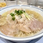 らーめん鱗 - 味玉塩ラーメン。初めて訪れる方はまずはこの一杯！