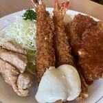 とんかつのまつ井 - カラアゲ・エビフライ小×2・ヘレカツ小×2・千キャベツ・トマト・ポテトサラダが盛り付けられています