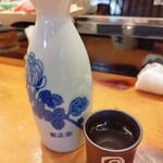 長久鮨 - とても感じのいい大将と店員さんのいる、居心地の良いお店。なのでついついお酒もすすんでしまう笑