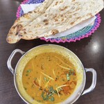 Handi レストラン - 豆のカレーとナン2枚 550円