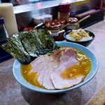 Yokohama Ra-Men Asagaya - ラーメン並900円チャーシュー５枚300円
                      濃いめ多め指定、ランチ無料ライス
                      この日は神ブレだったのか最高に美味しかったです。