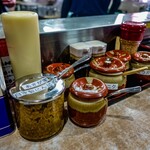 横濱ラーメン あさが家 - 卓上調味料の数々、自家製ニンニクとマヨネーズとライスの組み合わせは最強です！