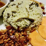 トゥゲチン - お茶の葉を混ぜたライス。これうまい！下のエビふりかけも絶品