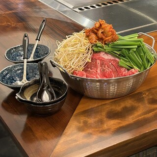 We offer delicious and spicy beef hotpot with plenty of ingredients ◎Enjoy the homemade soup until the end
