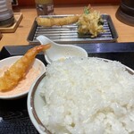 まきの - ご飯３杯目、エビ天を明太クリームソースでいただきます。