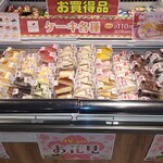 スイーツパラダイス工場直売所 - ダイエー池田駅前店食料品売り場ケーキバイキングコーナー陳列(写真1)