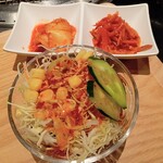 清江苑 - サラダとキムチ　ドレッシングはチョレギ