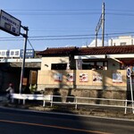 大阪鶴橋キムチと韓国惣菜 ぼくちゃん - 外観、左の高架を潜るとスグ駐車場