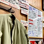 世界長 新開地直売所 - 壁とホワイトボードの様子。