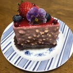 パティスリー レザネフォール 恵比寿本店 - クロカンフレーズ　パリッとしたチョココーティングにいちごクリームがよく合います。