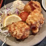 Hakuzan - 鶏の唐揚げ(2個)、コロッケ(1個)