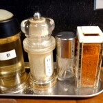 らーめん かつお拳 - 卓上の調味料