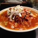 すみれ - 味噌キムチラーメン！  おなじみ味噌ラーメンに炒めたキムチと豚肉が！  キムチが踊る豚肉が跳ねる味噌が飛ぶ！  たまねぎやもやしなど、いつもの仲間もキムチで味わいに変化あり