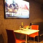 ポジティブ - 大きなモニターも完備☆