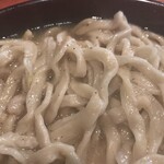 ラーメン二郎 - スープを吸う前のオーション麺の色。