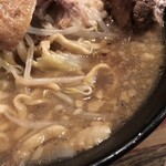 ラーメン二郎 - 液体油の下はほぼ非乳化のスープ。