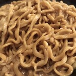 ラーメン二郎 - スープを吸った麺の色。