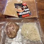 Menkou Bou Ra Men Ichi - 自動販売機のテイクアウト【豚骨ラーメン750円（チャーシュー2枚付）】