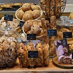 Comme’N TOKYO - 「チェリーとホワイトチョコのプティトゥ」「ショコラバトン」「玉ねぎときのこのフォカッチャ」「クルミ」「ノア・レザン」「プルーン・オランジュ」など