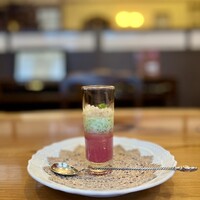 ボン・ヴィヴァン - ビーツ・ブロッコリーのムース 尾鷲ガスエビのタルタル