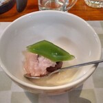 割烹 ひとしお - デザートは桜餅で、あんを包むタイプではなく斬新