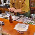 割烹 ひとしお - 店主が目の前で調理しています