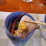 割烹 ひとしお - 春日鯛は酢で〆てあり、味にメリハリがあります