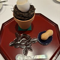 La Vallee d'Or - 季節のアミューズ
                    カシューナッツとサワークリームが、ピーナッツの片方ずつに入っています。
                    鶏のブイヨンのフラン、筍、昆布の泡