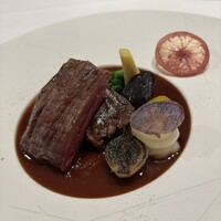 La Vallee d'Or - メイン
                    牛ハラミのロースト　赤ワインソース
                    鎌倉野菜、ブラッドオレンジ