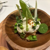 La Vallee d'Or - 前菜
                    スモークサーモンと温泉卵、新玉ねぎのムース　グリーンピース新芽と豆