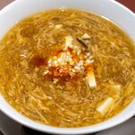 薫風飯店 - 2024.3 酸コショウ入り辛味そば（1,450円）酸辣湯麺