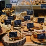 Comme’N TOKYO - 「キューブピスタ」「クロワッサン・オ・ザマンド」「アーモンド・ラガス」「ルレ・ショコラ」「メロンパン」「桜あんぱん」「ケーク・ブリオッシュ」など