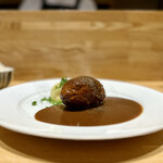 洋食 おがた - およそ150グラムはあるだろうか。満足のボリューム感