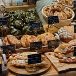 Comme’N TOKYO 麻布台ヒルズ店 - Comme'N TOKYO さんの店頭から。日本の粋とも言える最高峰のパンがこれでもかと目の前に並ぶ景色は、正に壮観の一言に尽きる。