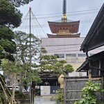 Yamatake - お店の目の前には五重塔が見えます