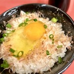 ラーメン山岡家 - 卵かけご飯　後ろのタレを入れて混ぜます