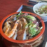 魚魚料理 仙華 - 海鮮丼1280円。まぐろは入っておらず、鰤や鰹を漬け風の味付けにしている。