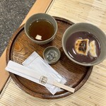 赤福茶屋 EXPASA御在所店 - 注文してお金を支払ったら、お餅を焼いてくれます♪