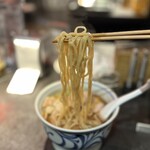 238746185 - 麺は全粒粉の太麺（大盛り無料、細麺変更オッケー）