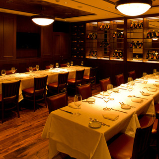 餐厅的内部是优雅的空间，非常适合享受最美味的牛排，度过幸 福的时光。