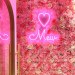 SHISHA＆CAFEBAR Mew - お花×ネオンのピンクの入り口